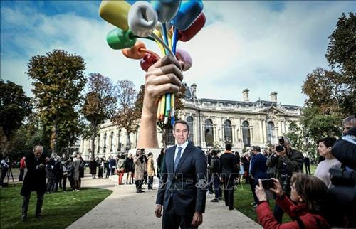 Nghệ sĩ người Mỹ Jeff Koons bên tác phẩm điêu khắc "Bó hoa tulip" tại Paris, Pháp. Ảnh: AFP/TTXVN Nghệ sĩ người Mỹ Jeff Koons bên tác phẩm điêu khắc "Bó hoa tulip" tại Paris, Pháp. Ảnh: AFP/TTXVN