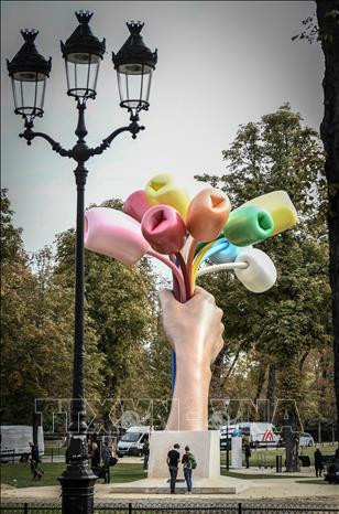 Tác phẩm điêu khắc "Bó hoa tulip" trưng bày tại Paris, Pháp. Ảnh: AFP/TTXVN Nghệ sĩ người Mỹ Jeff Koons (thứ 3 trái) chụp ảnhvới các đại biểu bên tác phẩm điêu khắc "Bó hoa tulip" tại Paris, Pháp . Ảnh: AFP/TTXVN Tác phẩm điêu khắc "Bó hoa tulip" trưng bày tại Paris, Pháp. Ảnh: AFP/TTXVN Nghệ sĩ người Mỹ Jeff Koons (thứ 3 trái) chụp ảnhvới các đại biểu bên tác phẩm điêu khắc "Bó hoa tulip" tại Paris, Pháp . Ảnh: AFP/TTXVN