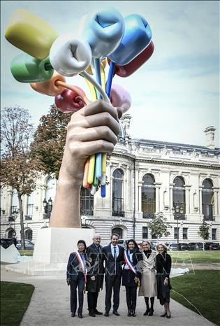 Tác phẩm điêu khắc "Bó hoa tulip" trưng bày tại Paris, Pháp. Ảnh: AFP/TTXVN Nghệ sĩ người Mỹ Jeff Koons (thứ 3 trái) chụp ảnhvới các đại biểu bên tác phẩm điêu khắc "Bó hoa tulip" tại Paris, Pháp . Ảnh: AFP/TTXVN Tác phẩm điêu khắc "Bó hoa tulip" trưng bày tại Paris, Pháp. Ảnh: AFP/TTXVN Nghệ sĩ người Mỹ Jeff Koons (thứ 3 trái) chụp ảnhvới các đại biểu bên tác phẩm điêu khắc "Bó hoa tulip" tại Paris, Pháp . Ảnh: AFP/TTXVN