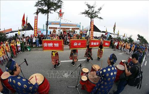 Lễ múa tường trình và đánh trống khai hội tại Lễ Cầu ngư. Ảnh: Trần Lê Lâm - TTXVN Lễ múa tường trình và đánh trống khai hội tại Lễ Cầu ngư. Ảnh: Trần Lê Lâm - TTXVN