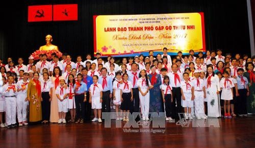 Các cấp lãnh đạo Thành phố Hồ Chí Minh Đinh La Thăng chụp ảnh cùng các em thiếu nhi. Ảnh: Mạnh Linh - TTXVN Các cấp lãnh đạo Thành phố Hồ Chí Minh Đinh La Thăng chụp ảnh cùng các em thiếu nhi. Ảnh: Mạnh Linh - TTXVN