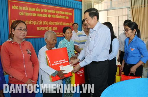 Chủ tịch Uỷ ban Trung ương MTTQ Việt Nam Trần Thanh Mẫn tặng quà cho hộ nghèo ở xã Long Đức (Trà Vinh). Ảnh: Thanh Hoà