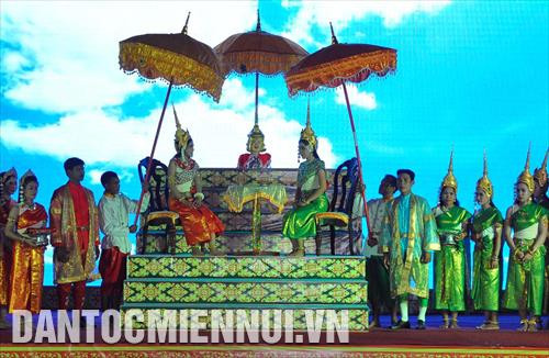 Hoạt cảnh sân khấu hóa nghi thức đón chư thiên tại chùa Bâng Tol Sa, Huyện Trần Đề (tỉnh Sóc Trăng). Ảnh: Trung Hiếu