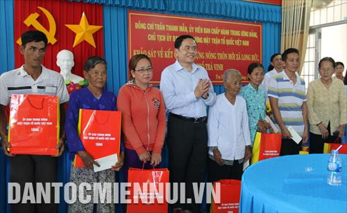 Chủ tịch Uỷ ban Trung ương MTTQ Việt Nam Trần Thanh Mẫn tặng quà cho hộ nghèo ở xã Long Đức (Trà Vinh). Ảnh: Thanh Hoà