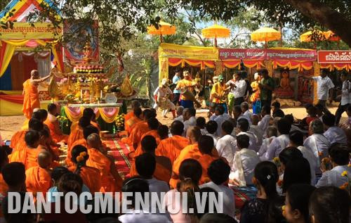 Nghi thức đón chư thiên mừng năm mới tại chùa Svay Xiêm Chas, Huyện Trà Cú (Trà Vinh). Ảnh: Yến Thanh