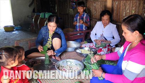 Một hộ gia đình người Khmer ở ấp Cái Đuốc Lớn (Ngọc Chúc, Giồng Riềng, Kiên Giang) gói bánh tét đón năm mới Chôl Chnăm Thmây 2018. Ảnh: Danh Lợi
