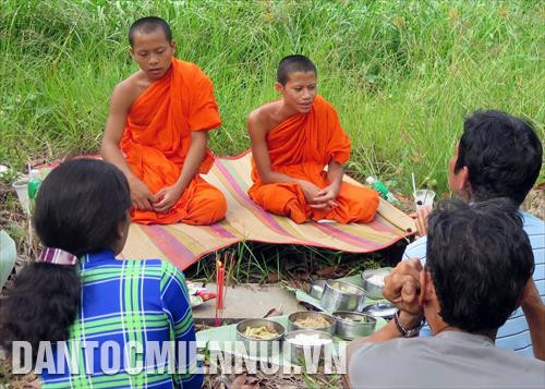 Lễ cầu siêu dịp Chôl Chnăm Thmây năm 2018 của đồng bào phật tử Khmer tại chùa Cái Đuốc Lớn (Ngọc Chúc, Giồng Riềng, Kiên Giang). Ảnh: Danh Lợi