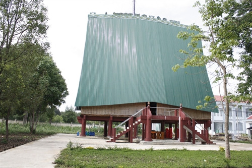 Nhà Rông văn hóa xã Ia Chim, thành phố Kon Tum được xây dựng theo lối hiện đại với mái tôn, trụ bê tông, mất dần bản sắc truyền thống. Ảnh: Hồng Điệp – TTXVN. Nhà Rông văn hóa xã Ia Chim, thành phố Kon Tum được xây dựng theo lối hiện đại với mái tôn, trụ bê tông, mất dần bản sắc truyền thống. Ảnh: Hồng Điệp – TTXVN.