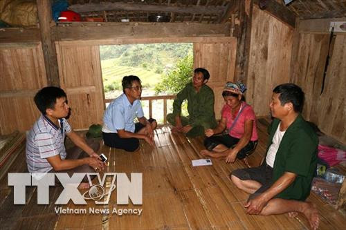 Cán bộ huyện Quang Bình tới thăm hỏi, động viên gia đình ông Hoàng Văn Sầu, nạn nhân bị chết do lũ ống. Ảnh: Mộc Lan - TTXVN