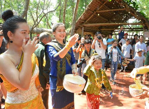 Tiết mục văn nghệ truyền thống của dân tộc Lào. Ảnh: Tuấn Anh – TTXVN Hội té nước trong ngày Tết của dân tộc Lào. Ảnh: Tuấn Anh – TTXVN Hội té nước trong ngày Tết của dân tộc Lào. Ảnh: Tuấn Anh – TTXVN Phong tục đắp tháp cát của dân tộc Lào trong ngày Tết. Ảnh: Tuấn Anh – TTXVN Phong tục buộc chỉ tay trong ngày Tết cầu cho may mắn, hạnh phúc. Ảnh: Tuấn Anh – TTXVN Phong tục buộc chỉ tay trong ngày Tết cầu cho may mắn, hạnh phúc. Ảnh: Tuấn Anh – TTXVN Nghi lễ tắm phật trong ngày Tết. Ảnh: Tuấn Anh – TTXVN Nghi lễ tắm phật trong ngày Tết. Ảnh: Tuấn Anh – TTXVN Nghi Lễ thả hoa đăng, thả những điều không may mắn theo dòng nước. Ảnh: Tuấn Anh – TTXVN Tiết mục văn nghệ truyền thống của dân tộc Lào. Ảnh: Tuấn Anh – TTXVN Hội té nước trong ngày Tết của dân tộc Lào. Ảnh: Tuấn Anh – TTXVN Hội té nước trong ngày Tết của dân tộc Lào. Ảnh: Tuấn Anh – TTXVN Phong tục đắp tháp cát của dân tộc Lào trong ngày Tết. Ảnh: Tuấn Anh – TTXVN Phong tục buộc chỉ tay trong ngày Tết cầu cho may mắn, hạnh phúc. Ảnh: Tuấn Anh – TTXVN Phong tục buộc chỉ tay trong ngày Tết cầu cho may mắn, hạnh phúc. Ảnh: Tuấn Anh – TTXVN Nghi lễ tắm phật trong ngày Tết. Ảnh: Tuấn Anh – TTXVN Nghi lễ tắm phật trong ngày Tết. Ảnh: Tuấn Anh – TTXVN Nghi Lễ thả hoa đăng, thả những điều không may mắn theo dòng nước. Ảnh: Tuấn Anh – TTXVN