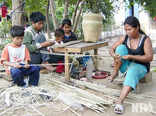 Anh Đá Mài Xoai truyền dạy nghề đan gùi cho vợ và các con.
