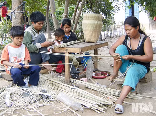 Anh Đá Mài Xoai truyền dạy nghề đan gùi cho vợ và các con.