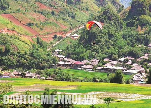 Festival dù lượn khau Phạ có chủ đề “Bay trên mùa nước đổ” Festival dù lượn khau Phạ có chủ đề “Bay trên mùa nước đổ”