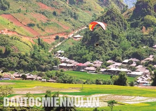 Festival dù lượn khau Phạ có chủ đề “Bay trên mùa nước đổ”