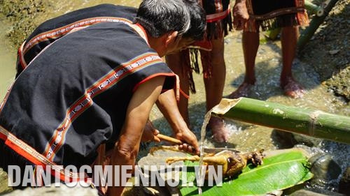 Lễ vật cúng được rửa sạch bằng nước lấy tại bến nước. Ảnh: Hoàng Tâm