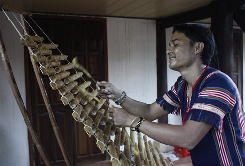 Kaly Tran say sưa biểu diễn với đàn T’rưng.