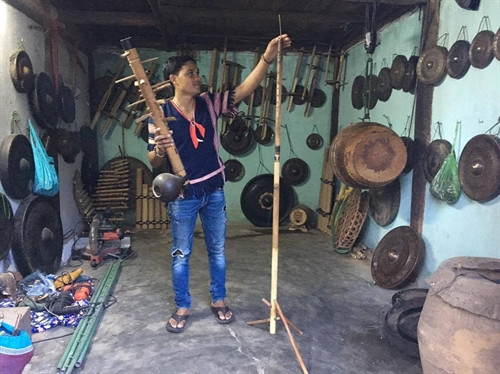 Kaly Tran với kho nhạc cụ sưa tập được.