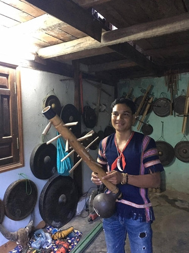 Kaly Tran với đàn Tĩng Nĩng.