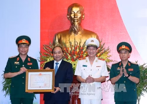 Thủ tướng Nguyễn Xuân Phúc trao Huân chương Độc lập hạng Nhì cho Ban quản lý Lăng Chủ tịch Hồ Chí Minh. Ảnh: Thống Nhất/TTXVN