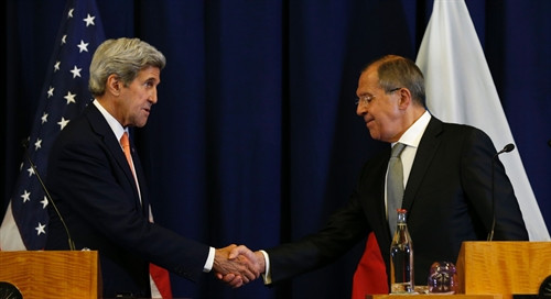 Ngoại trưởng Nga Sergei Lavrov và Ngoại trưởng Mỹ John Kerry (trái) tại cuộc họp báo chung sau cuộc gặp ở Geneva. AFP/TTXVN
