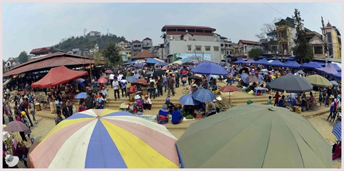 Chợ phiên Bắc Hà là nơi giao lưu, mua bán, trao đổi hàng hóa của đồng bào các dân tộc