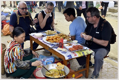 Khu ẩm thực tại chợ phiên Bắc Hà