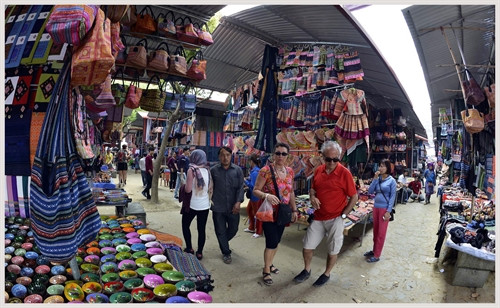 Khu bán hàng lưu niệm tại chợ phiên Bắc Hà