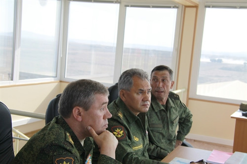 Bộ trưởng Quốc phòng Nga Sergei Shoigu (ngồi giữa) đang theo dõi cuộc tập trận. Ảnh: Dương Trí - TTXVN