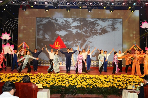 Biểu diễn văn nghệ chào mừng tại lễ kỷ niệm Biểu diễn văn nghệ chào mừng tại lễ kỷ niệm