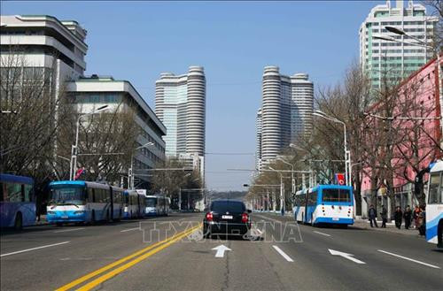 Thủ đô Bình Nhưỡng ngày nay mang một dáng vẻ hiện đại. Ảnh: Phương Hoa – TTXVN Những ngôi nhà cao tầng được sơn nhiều màu sắc mang dáng vẻ hiện đại cho Thủ đô Bình Nhưỡng. Ảnh: Phương Hoa- TTXVN Toàn cảnh thành phố Bình Nhưỡng nhìn từ trên cao. Ảnh: Phương Hoa – TTXVN Tiết mục hòa nhạc của Dàn nhạc Công Huân quốc gia Triều Tiên. Ảnh: Phương Hoa – TTXVN Đúng dịp sinh nhật của Chủ tịch Kim Nhật Thành, Triển lãm hoa được tổ chức tại Thủ đô Bình Nhưỡng. Ảnh: Phương Hoa – TTXVN Một gia đình Triều Tiên tham quan Triển lãm hoa Kim Nhật Thành. Ảnh: Phương Hoa – TTXVN Phụ nữ Triều Tiên mặc trang phục truyền thống vào xem Triển lãm hoa Kim Nhật Thành. Ảnh: Phương Hoa – TTXVN Người dân Triều Tiên xếp hàng vào xem Triển lãm hoa Kim Nhật Thành. Ảnh: Phương Hoa – TTXVN Một ngôi nhà truyền thống bên cạnh những công trình hiện đại. Ảnh: Phương Hoa – TTXVN Người dân và thiếu niên Triều Tiên đến vui chơi ở công viên. Ảnh: Phương Hoa – TTXVN Ngày cuối tuần, người dân Triều Tiên đến vui chơi ở các công viên nổi tiếng. Ảnh: Phương Hoa – TTXVN Một gian hàng dược phẩm ở Bình Nhưỡng. Ảnh: Phương Hoa – TTXVN Học sinh học môn thể thao yêu thích ở trường học. Ảnh: Phương Hoa – TTXVN Lớp học âm nhạc của học sinh Triều Tiên. Ảnh: Phương Hoa – TTXVN Lớp dạy lập trình tại Cung Học sinh Thiếu niên Vạn Cảnh Đài. Ảnh: Phương Hoa – TTXVN Triều Tiên rất chú trọng đến việc phát triển toàn diện con người, học sinh được tham gia các lớp học nghệ thuật. Ảnh: Phương Hoa- TTXVN Học sinh Triều Tiên học viết thư pháp. Ảnh: Phương Hoa – TTXVN Một cặp vợ chồng sắp cưới chụp ảnh trước Bảo tàng Chiến thắng Chiến tranh Giải phóng Tổ quốc. Ảnh: Phương Hoa – TTXVN Người dân xếp hàng trật tự lên phương tiện giao thông công cộng. Ảnh: Phương Hoa- TTXVN Cung Thái Dương Kumsusan-nơi an nghỉ của Chủ tịch Kim Nhật Thành và Kim Jong - Il. Ảnh: Phương Hoa – TTXVN Nhà ga trung tâm ở Thủ đô Bình Nhưỡng. Ảnh: Phương Hoa – TTXVN Tòa nhà Quốc hội ở Thủ đô Bình Nhưỡng. Ảnh: Phương Hoa – TTXVN Ngoài phương tiện giao thông công cộng, người dân Bình Nhưỡng thường xuyên sử dụng xe đạp. Ảnh: Phương Hoa – TTXVN Hoa nở trên đường phố cùng với những ngôi nhà cao tầng mang nhiều màu sắc rực rỡ. Ảnh: Phương Hoa – TTXVN Tượng "Vạn Lý Mã" - bức tượng nổi tiếng ở Bình Nhưỡng. Ảnh: Phương Hoa – TTXVN Những dãy phố với công trình kiến trúc hiện đại được xây dựng ở Bình Nhưỡng. Ảnh: Phương Hoa – TTXVN Nhiều chung cư cao tầng được xây dựng phục vụ chỗ ở cho người dân ở Thủ đô Bình Nhưỡng. Ảnh: Phương Hoa – TTXVN Khải Hoàn Môn - một công trình nổi tiếng ở Bình Nhưỡng. Ảnh: Phương Hoa – TTXVN Tháp Chủ thể cao 170 m là Tượng đài về học thuyết tự lực tự cường ở Triều Tiên. Ảnh: Phương Hoa – TTXVN Một công trình kiến trúc truyền thống của Triều Tiên tại Thủ đô Bình Nhưỡng. Ảnh: Phương Hoa – TTXVN Quảng trường Kim Nhật Thành, nơi tổ chức các sự kiện lớn của Triều Tiên. Ảnh: Phương Hoa – TTXVN Pin năng lượng mặt trời được sử dụng ở nhiều nơi tại Thủ đô Bình Nhưỡng. Ảnh: Phương Hoa – TTXVN Ô tô điện là phương tiện giao thông công cộng phổ biển ở Bình Nhưỡng. Ảnh: Phương Hoa – TTXVN Nhà ga Bình Nhưỡng nhìn từ trên cao. Ảnh: Phương Hoa – TTXVN Tòa nhà Ryugyong cao 330m ở Thủ đô Bình Nhưỡng. Ảnh: Phương Hoa – TTXVN Một công trình lịch sử ở Thủ đô Bình Nhưỡng. Ảnh: Phương Hoa – TTXVN Học sinh mầm non được cô giáo dẫn đi dã ngoại. Ảnh: Phương Hoa – TTXVN Thủ đô Bình Nhưỡng nhìn từ trên cao. Ảnh: Phương Hoa – TTXVN Khu Chang Jong, nơi tập trung nhiều nhà cao tầng. Ảnh: Phương Hoa – TTXVN Thủ đô Bình Nhưỡng ngày nay mang một dáng vẻ hiện đại. Ảnh: Phương Hoa – TTXVN Những ngôi nhà cao tầng được sơn nhiều màu sắc mang dáng vẻ hiện đại cho Thủ đô Bình Nhưỡng. Ảnh: Phương Hoa- TTXVN Toàn cảnh thành phố Bình Nhưỡng nhìn từ trên cao. Ảnh: Phương Hoa – TTXVN Tiết mục hòa nhạc của Dàn nhạc Công Huân quốc gia Triều Tiên. Ảnh: Phương Hoa – TTXVN Đúng dịp sinh nhật của Chủ tịch Kim Nhật Thành, Triển lãm hoa được tổ chức tại Thủ đô Bình Nhưỡng. Ảnh: Phương Hoa – TTXVN Một gia đình Triều Tiên tham quan Triển lãm hoa Kim Nhật Thành. Ảnh: Phương Hoa – TTXVN Phụ nữ Triều Tiên mặc trang phục truyền thống vào xem Triển lãm hoa Kim Nhật Thành. Ảnh: Phương Hoa – TTXVN Người dân Triều Tiên xếp hàng vào xem Triển lãm hoa Kim Nhật Thành. Ảnh: Phương Hoa – TTXVN Một ngôi nhà truyền thống bên cạnh những công trình hiện đại. Ảnh: Phương Hoa – TTXVN Người dân và thiếu niên Triều Tiên đến vui chơi ở công viên. Ảnh: Phương Hoa – TTXVN Ngày cuối tuần, người dân Triều Tiên đến vui chơi ở các công viên nổi tiếng. Ảnh: Phương Hoa – TTXVN Một gian hàng dược phẩm ở Bình Nhưỡng. Ảnh: Phương Hoa – TTXVN Học sinh học môn thể thao yêu thích ở trường học. Ảnh: Phương Hoa – TTXVN Lớp học âm nhạc của học sinh Triều Tiên. Ảnh: Phương Hoa – TTXVN Lớp dạy lập trình tại Cung Học sinh Thiếu niên Vạn Cảnh Đài. Ảnh: Phương Hoa – TTXVN Triều Tiên rất chú trọng đến việc phát triển toàn diện con người, học sinh được tham gia các lớp học nghệ thuật. Ảnh: Phương Hoa- TTXVN Học sinh Triều Tiên học viết thư pháp. Ảnh: Phương Hoa – TTXVN Một cặp vợ chồng sắp cưới chụp ảnh trước Bảo tàng Chiến thắng Chiến tranh Giải phóng Tổ quốc. Ảnh: Phương Hoa – TTXVN Người dân xếp hàng trật tự lên phương tiện giao thông công cộng. Ảnh: Phương Hoa- TTXVN Cung Thái Dương Kumsusan-nơi an nghỉ của Chủ tịch Kim Nhật Thành và Kim Jong - Il. Ảnh: Phương Hoa – TTXVN Nhà ga trung tâm ở Thủ đô Bình Nhưỡng. Ảnh: Phương Hoa – TTXVN Tòa nhà Quốc hội ở Thủ đô Bình Nhưỡng. Ảnh: Phương Hoa – TTXVN Ngoài phương tiện giao thông công cộng, người dân Bình Nhưỡng thường xuyên sử dụng xe đạp. Ảnh: Phương Hoa – TTXVN Hoa nở trên đường phố cùng với những ngôi nhà cao tầng mang nhiều màu sắc rực rỡ. Ảnh: Phương Hoa – TTXVN Tượng "Vạn Lý Mã" - bức tượng nổi tiếng ở Bình Nhưỡng. Ảnh: Phương Hoa – TTXVN Những dãy phố với công trình kiến trúc hiện đại được xây dựng ở Bình Nhưỡng. Ảnh: Phương Hoa – TTXVN Nhiều chung cư cao tầng được xây dựng phục vụ chỗ ở cho người dân ở Thủ đô Bình Nhưỡng. Ảnh: Phương Hoa – TTXVN Khải Hoàn Môn - một công trình nổi tiếng ở Bình Nhưỡng. Ảnh: Phương Hoa – TTXVN Tháp Chủ thể cao 170 m là Tượng đài về học thuyết tự lực tự cường ở Triều Tiên. Ảnh: Phương Hoa – TTXVN Một công trình kiến trúc truyền thống của Triều Tiên tại Thủ đô Bình Nhưỡng. Ảnh: Phương Hoa – TTXVN Quảng trường Kim Nhật Thành, nơi tổ chức các sự kiện lớn của Triều Tiên. Ảnh: Phương Hoa – TTXVN Pin năng lượng mặt trời được sử dụng ở nhiều nơi tại Thủ đô Bình Nhưỡng. Ảnh: Phương Hoa – TTXVN Ô tô điện là phương tiện giao thông công cộng phổ biển ở Bình Nhưỡng. Ảnh: Phương Hoa – TTXVN Nhà ga Bình Nhưỡng nhìn từ trên cao. Ảnh: Phương Hoa – TTXVN Tòa nhà Ryugyong cao 330m ở Thủ đô Bình Nhưỡng. Ảnh: Phương Hoa – TTXVN Một công trình lịch sử ở Thủ đô Bình Nhưỡng. Ảnh: Phương Hoa – TTXVN Học sinh mầm non được cô giáo dẫn đi dã ngoại. Ảnh: Phương Hoa – TTXVN Thủ đô Bình Nhưỡng nhìn từ trên cao. Ảnh: Phương Hoa – TTXVN Khu Chang Jong, nơi tập trung nhiều nhà cao tầng. Ảnh: Phương Hoa – TTXVN