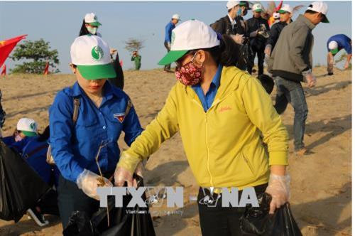 Đoàn viên, thanh niên tỉnh Ninh Thuận chung tay thu gom rác thải dọc bãi biển Bình Sơn-Ninh Chử. Ảnh: Công Thử - TTXVN Đoàn viên, thanh niên tỉnh Ninh Thuận chung tay thu gom rác thải dọc bãi biển Bình Sơn-Ninh Chử. Ảnh: Công Thử - TTXVN