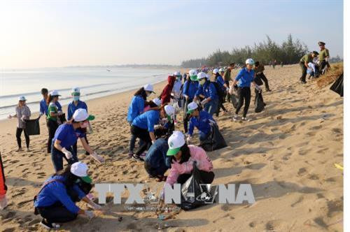 Đoàn viên, thanh niên tỉnh Ninh Thuận chung tay thu gom rác thải dọc bãi biển Bình Sơn-Ninh Chử. Ảnh: Công Thử - TTXVN Đoàn viên, thanh niên tỉnh Ninh Thuận chung tay thu gom rác thải dọc bãi biển Bình Sơn-Ninh Chử. Ảnh: Công Thử - TTXVN