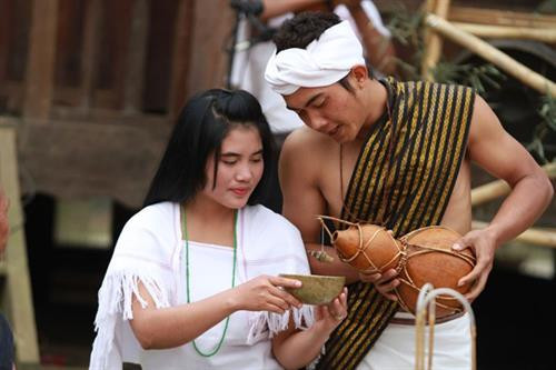 Chàng trai, cô gái Chu Ru trong ngày cưới. Chàng trai, cô gái Chu Ru trong ngày cưới.