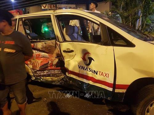 Chiếc xe taxi bị hư hỏng sau vụ tai nạn. Ảnh: TTXVN