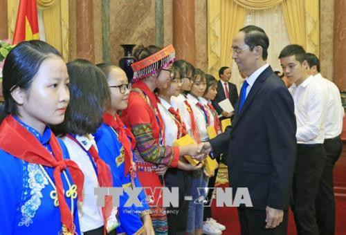 Chủ tịch nước Trần Đại Quang tặng quà cho các Chỉ huy Đội giỏi. Ảnh: Nhan Sáng-TTXVN Chủ tịch nước Trần Đại Quang tặng quà cho các Chỉ huy Đội giỏi. Ảnh: Nhan Sáng-TTXVN