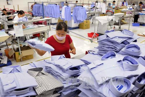 Kiểm tra thành phẩm sản phẩm áo sơ mi tại nhà máy của Tổng công ty cổ phần may Nhà Bè (Thành phố Hồ Chí Minh). Ảnh: An Hiếu - TTXVN Kiểm tra thành phẩm sản phẩm áo sơ mi tại nhà máy của Tổng công ty cổ phần may Nhà Bè (Thành phố Hồ Chí Minh). Ảnh: An Hiếu - TTXVN