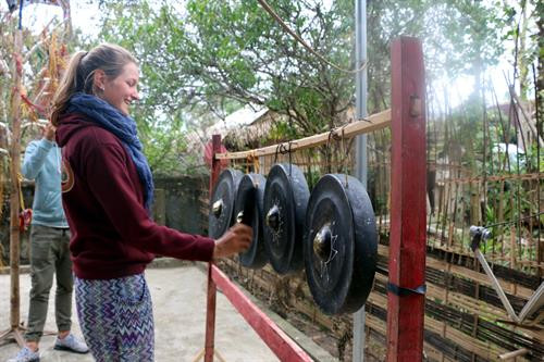 Du khách thích thú với các sản phẩm từ thổ cẩm của đồng bào Thái. Ảnh: Bích Huệ - TTXVN Du khách trải nghiệm đánh cồng chiêng của đồng bào Thái. Ảnh: Bích Huệ - TTXVN Du khách tham gia múa sạp với đồng bào dân tộc Thái. Ảnh: Bích Huệ - TTXVN .... Thử trò chơi đi cà kheo của dân tộc Thái. Ảnh: Bích Huệ - TTXVN Du khách trải nghiệm cách gói bánh của đồng bào Thái. Ảnh: Bích Huệ - TTXVN Du khách thích thú với hoạt động gói bánh chưng và bánh ột, bánh mọc của đồng bào Thái. Ảnh: Bích Huệ - TTXVN ... và trải nghiệm nghề dệt thổ cẩm của đồng bào Thái. Ảnh: Bích Huệ - TTXVN Du khách hào hứng với những bánh chưng tự gói của mình. Ảnh: Bích Huệ - TTXVN