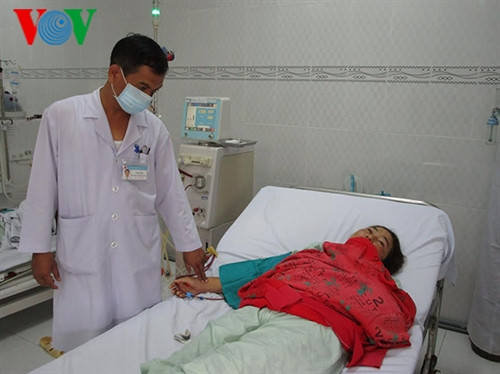 Bác sĩ Huyến kiểm tra huyết áp bệnh nhân đang chạy thận nhân tạo Bác sĩ Huyến kiểm tra huyết áp bệnh nhân đang chạy thận nhân tạo