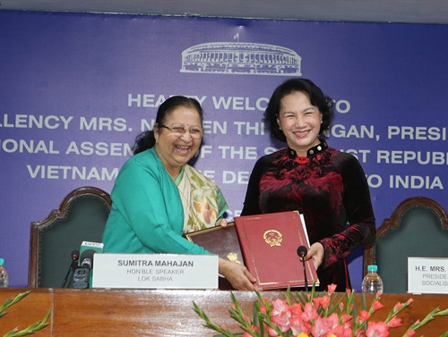 Chủ tịch Quốc hội Nguyễn Thị Kim Ngân và Chủ tịch Quốc hội Ấn Độ, Sumitra Mahajan ký Thỏa thuận hợp tác giữa Quốc hội Việt Nam và Hạ viện Ấn Độ. Ảnh: Trọng Đức – TTXVN Chủ tịch Quốc hội Nguyễn Thị Kim Ngân và Chủ tịch Quốc hội Ấn Độ, Sumitra Mahajan ký Thỏa thuận hợp tác giữa Quốc hội Việt Nam và Hạ viện Ấn Độ. Ảnh: Trọng Đức – TTXVN