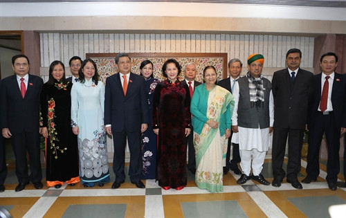 Chủ tịch Quốc hội Nguyễn Thị Kim Ngân và Chủ tịch Quốc hội Ấn Độ, Sumitra Mahajan chụp ảnh chung với các đại biểu. Ảnh: Trọng Đức – TTXVN Chủ tịch Quốc hội Nguyễn Thị Kim Ngân và Chủ tịch Quốc hội Ấn Độ, Sumitra Mahajan chụp ảnh chung với các đại biểu. Ảnh: Trọng Đức – TTXVN