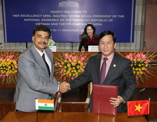 Chủ tịch Quốc hội Nguyễn Thị Kim Ngân và Chủ tịch Quốc hội Cộng hòa Ấn Độ, Sumitra Mahajan chứng kiến Lễ ký hợp tác giữa hai Hãng hàng không Vietjet Air và Air India. Ảnh: Trọng Đức – TTXVN Chủ tịch Quốc hội Nguyễn Thị Kim Ngân và Chủ tịch Quốc hội Cộng hòa Ấn Độ, Sumitra Mahajan chứng kiến Lễ ký hợp tác giữa hai Hãng hàng không Vietjet Air và Air India. Ảnh: Trọng Đức – TTXVN