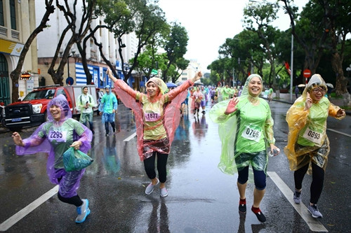 Cán bộ, công nhân viên chức Thông tấn xã Việt Nam và người dân Thủ đô tham gia chạy một vòng quanh Hồ Hoàn Kiếm tại Chương trình "Chạy vì cuộc sống xanh - sạch - đẹp 2016". Ảnh: Minh Quyết – TTXVN Cán bộ, công nhân viên chức Thông tấn xã Việt Nam và người dân Thủ đô tham gia chạy một vòng quanh Hồ Hoàn Kiếm tại Chương trình "Chạy vì cuộc sống xanh - sạch - đẹp 2016". Ảnh: Minh Quyết – TTXVN