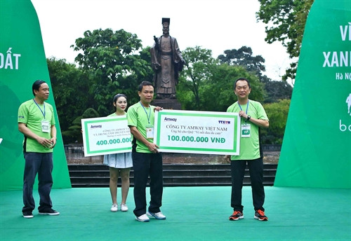 Đại diện Công ty AmWay Việt Nam (bên phải) trao tặng bảng tượng trưng số tiền 100 triệu đồng ủng hộ cho Quỹ "Vì nỗi đau da cam" của TTXVN tại chương trình. Ảnh: Minh Quyết – TTXVN Đại diện Công ty AmWay Việt Nam (bên phải) trao tặng bảng tượng trưng số tiền 100 triệu đồng ủng hộ cho Quỹ "Vì nỗi đau da cam" của TTXVN tại chương trình. Ảnh: Minh Quyết – TTXVN