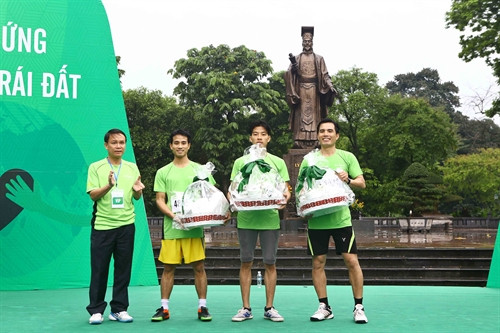 Tổng Giám đốc Thông tấn xã Việt Nam Nguyễn Đức Lợi trao giải cho 3 vận động viên xuất sắc nhất tham gia chương trình “Chạy vì cuộc sống xanh – sạch – đẹp 2016”. Ảnh: Minh Quyết – TTXVN Tổng Giám đốc Thông tấn xã Việt Nam Nguyễn Đức Lợi trao giải cho 3 vận động viên xuất sắc nhất tham gia chương trình “Chạy vì cuộc sống xanh – sạch – đẹp 2016”. Ảnh: Minh Quyết – TTXVN