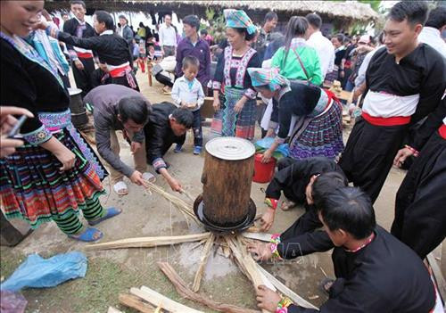 Cho nước vào chảo để nấu sao cho khi gạo chín mà không bị cạn và không quá nhiều để không mất nhiều thời gian đồ xôi. Ảnh: Quý Trung - TTXVN Lót chõ xôi sao cho không để gạo lọt xuống dưới và không để nước trào lên gạo để cho xôi khi chín mềm dèo để khi giã bánh giầy đạt chất lượng tốt nhất. Ảnh: Quý Trung - TTXVN Sau khi chõ xôi bốc hơi các thành viên khiêng cối ra chuẩn bị cho hội thi giã bánh giầy. Ảnh: Quý Trung – TTXVN Các thành viên của các đội tập trung cho lửa cháy đều để gạo chín nhanh có thể giã được bánh giầy nhanh nhất. Ảnh: Quý Trung – TTXVN Các thành viên của các đội tập trung cho lửa cháy đều để gạo chín nhanh có thể giã được bánh giầy nhanh nhất. Ảnh: Quý Trung – TTXVN Các thành viên của các đội tập trung che chắn cho lửa cháy đều để gạo chín đều và nhanh nhất có thể để giã được bánh giầy nhanh nhất. Ảnh: Quý Trung – TTXVN Đồ xôi chuẩn bị nguyên liệu để giã bánh giầy. Ảnh: Quý Trung - TTXVN Các chị em lấy lòng đỏ trứng gà xoa đều vào các vật dụng để khi giã bánh giầy không bị dính và nhanh nhất lại đẹp. Ảnh: Quý Trung – TTXVN Các chị em lấy lòng đỏ trứng gà xoa đều vào các vật dụng để khi giã bánh giầy không bị dính và nhanh nhất lại đẹp. Ảnh: Quý Trung – TTXVN Các chị em chuẩn bị các vật dụng để giã bánh giầy. Ảnh: Quý Trung – TTXVN Đồ xôi chuẩn bị nguyên liệu giã bánh giầy. Ảnh: Quý Trung - TTXVN Các đội đồ xôi chuẩn bị nguyên liệu giã bánh giầy. Ảnh: Quý Trung - TTXVN Các thành viên của các đội tập trung giã bánh giầy thật nhanh cho bánh có độ kết dính dẻo. Ảnh: Quý Trung – TTXVN Niềm vui của các thành viên sau khi đội đã giã xong cho ra sản phẩm là những chiếc bánh thơm ngon nhất. Ảnh: Quý Trung - TTXVN Các thành viên của các đội tập trung giã bánh giầy thật nhanh cho bánh có độ kết dính dẻo. Ảnh: Quý Trung – TTXVN Các đội tập trung nặn những chiếc bánh giầy vừa tròn vừa đẹp. Ảnh: Quý Trung - TTXVN Ban giám khảo chấm điểm bánh giầy của các đội tại hội thi. Ảnh: Quý Trung – TTXVN Cho nước vào chảo để nấu sao cho khi gạo chín mà không bị cạn và không quá nhiều để không mất nhiều thời gian đồ xôi. Ảnh: Quý Trung - TTXVN Lót chõ xôi sao cho không để gạo lọt xuống dưới và không để nước trào lên gạo để cho xôi khi chín mềm dèo để khi giã bánh giầy đạt chất lượng tốt nhất. Ảnh: Quý Trung - TTXVN Sau khi chõ xôi bốc hơi các thành viên khiêng cối ra chuẩn bị cho hội thi giã bánh giầy. Ảnh: Quý Trung – TTXVN Các thành viên của các đội tập trung cho lửa cháy đều để gạo chín nhanh có thể giã được bánh giầy nhanh nhất. Ảnh: Quý Trung – TTXVN Các thành viên của các đội tập trung cho lửa cháy đều để gạo chín nhanh có thể giã được bánh giầy nhanh nhất. Ảnh: Quý Trung – TTXVN Các thành viên của các đội tập trung che chắn cho lửa cháy đều để gạo chín đều và nhanh nhất có thể để giã được bánh giầy nhanh nhất. Ảnh: Quý Trung – TTXVN Đồ xôi chuẩn bị nguyên liệu để giã bánh giầy. Ảnh: Quý Trung - TTXVN Các chị em lấy lòng đỏ trứng gà xoa đều vào các vật dụng để khi giã bánh giầy không bị dính và nhanh nhất lại đẹp. Ảnh: Quý Trung – TTXVN Các chị em lấy lòng đỏ trứng gà xoa đều vào các vật dụng để khi giã bánh giầy không bị dính và nhanh nhất lại đẹp. Ảnh: Quý Trung – TTXVN Các chị em chuẩn bị các vật dụng để giã bánh giầy. Ảnh: Quý Trung – TTXVN Đồ xôi chuẩn bị nguyên liệu giã bánh giầy. Ảnh: Quý Trung - TTXVN Các đội đồ xôi chuẩn bị nguyên liệu giã bánh giầy. Ảnh: Quý Trung - TTXVN Các thành viên của các đội tập trung giã bánh giầy thật nhanh cho bánh có độ kết dính dẻo. Ảnh: Quý Trung – TTXVN Niềm vui của các thành viên sau khi đội đã giã xong cho ra sản phẩm là những chiếc bánh thơm ngon nhất. Ảnh: Quý Trung - TTXVN Các thành viên của các đội tập trung giã bánh giầy thật nhanh cho bánh có độ kết dính dẻo. Ảnh: Quý Trung – TTXVN Các đội tập trung nặn những chiếc bánh giầy vừa tròn vừa đẹp. Ảnh: Quý Trung - TTXVN Ban giám khảo chấm điểm bánh giầy của các đội tại hội thi. Ảnh: Quý Trung – TTXVN
