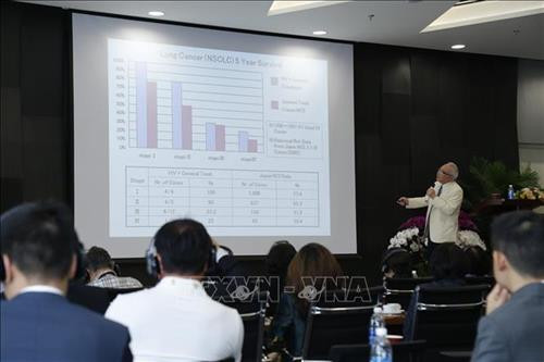 Tiến sỹ Kenichiro Hamisu, Viện Điện toán và Ung thư Tokyo (Nhật Bản) thuyết trình nguyên lý điều trị của liệu pháp vắc-xin hệ miễn dịch HITV. Ảnh: Đinh Hằng – TTXVN Tiến sỹ Kenichiro Hamisu, Viện Điện toán và Ung thư Tokyo (Nhật Bản) thuyết trình nguyên lý điều trị của liệu pháp vắc-xin hệ miễn dịch HITV. Ảnh: Đinh Hằng – TTXVN