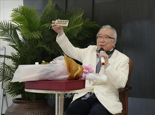 Tiến sỹ Kenichiro Hamisu, Viện Điện toán và Ung thư Tokyo (Nhật Bản) giới thiệu liệu pháp phòng ngừa và điều trị ung thư bằng vắc-xin hệ miễn dịch HITV. Ảnh: Đinh Hằng – TTXVN Tiến sỹ Kenichiro Hamisu, Viện Điện toán và Ung thư Tokyo (Nhật Bản) giới thiệu liệu pháp phòng ngừa và điều trị ung thư bằng vắc-xin hệ miễn dịch HITV. Ảnh: Đinh Hằng – TTXVN