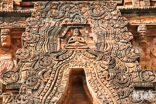 Cụm tháp Hòa Lai gồm tháp Bắc và tháp Nam thuộc địa bàn xã Bắc Phong,Thuận Bắc. Tháp Bắc có kiến trúc khối vuông vững chải với nhiều họa tiết đặc sắc. Tháp Nam mặt tường gạch chạm khắc hoa văn nhưng ở dạng phác thảo. Cấu trúc xây dựng tháp Hòa Lai gồm có ba tầng vững chải. Những mảng điêu khắc hình tượng người và chim Garuda. Họa tiết hoa văn đặc sắc của tháp Hòa Lai. Cửa vào tháp Hòa Lai được mở về hướng Đông. Toàn cảnh cụm tháp Pô Klong Garai thuộc địa bàn phường Đô Vinh. Họa tiết hoa văn và tượng thần trang trí trên các góc tháp. Tháp Pô Klong Garai vào dịp lễ hội Ka tê hàng năm. Du khách tham quan, chụp ảnh lưu niệm tại tháp Pô Klong Garai.