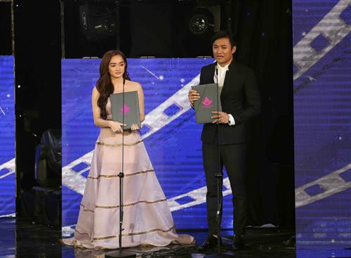 Diễn viên Quý Bình chia sẽ cảm nghĩ sau khi nhận giải .Ảnh: Trần Lê Lâm – TTXVN