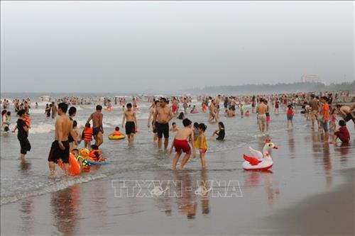 Bãi biển Cửa Lò thu hút đông đảo du khách đến tắm biển và nghỉ dưỡng. Ảnh: Nguyễn Oanh - TTXVN